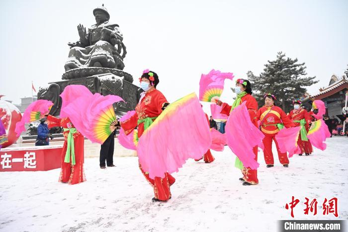 2月13日，秧歌隊(duì)在呼和浩特市大召?gòu)V場(chǎng)雪中起舞?！⑽娜A 攝