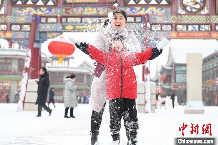2月13日，家長(zhǎng)與小朋友在呼和浩特市大召?gòu)V場(chǎng)享雪趣?！⑽娜A 攝