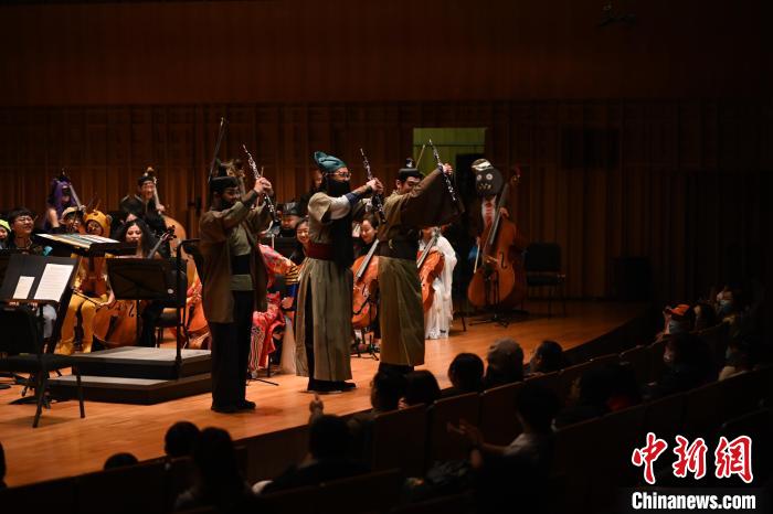 圖為“劉備、關羽、張飛”亮相音樂會?！∥靼步豁憳穲F供圖