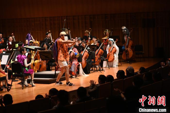 圖為樂團指揮“龜仙人”。　西安交響樂團供圖