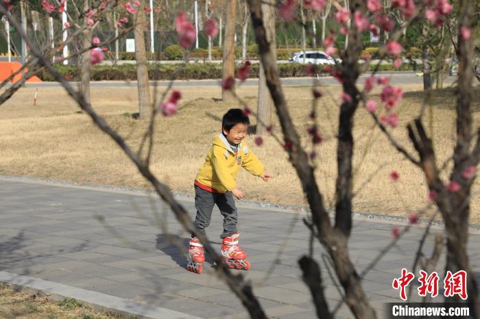 小朋友公園里玩耍。　鄧小強 攝