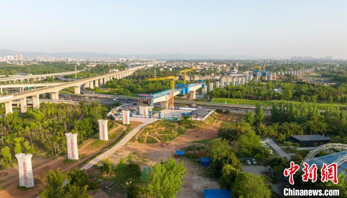航拍正在建設的成都至自貢高速鐵路跨成都繞城高速公路連續(xù)梁施工現(xiàn)場。　劉忠俊 攝