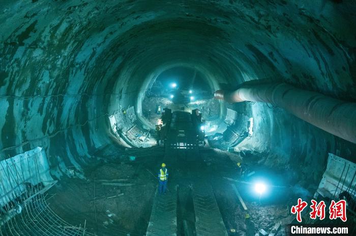 正在掘進中的龍泉山1號隧道?！⒅铱?攝