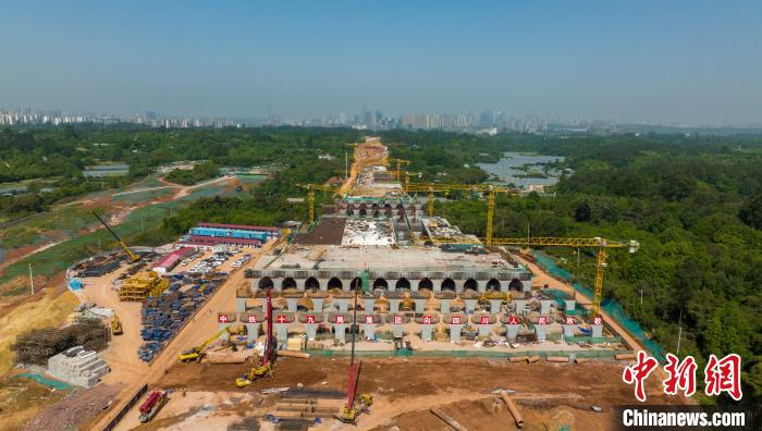 加緊施工建設的天府站多線橋。　劉忠俊 攝