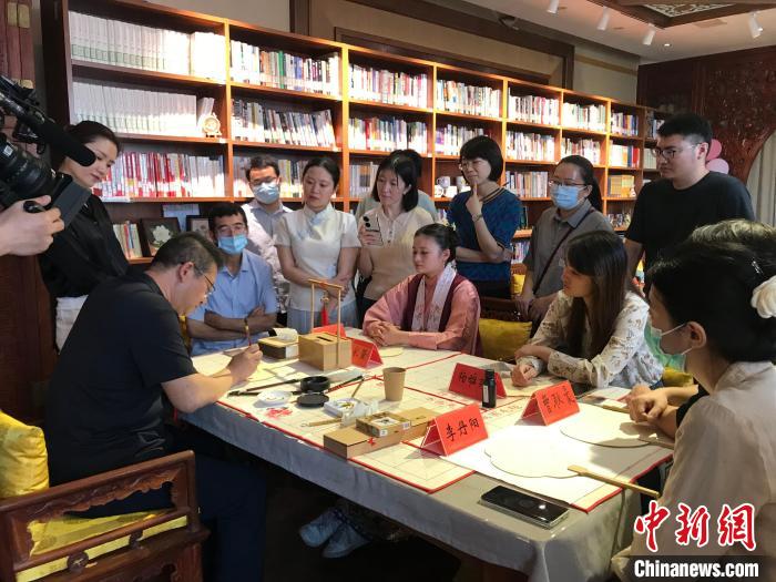9月14日，“月動臨秋扇”中華傳統(tǒng)文化沉浸式體驗(yàn)活動在北京紀(jì)曉嵐故居舉辦。 陳建新 攝 陳建新 攝