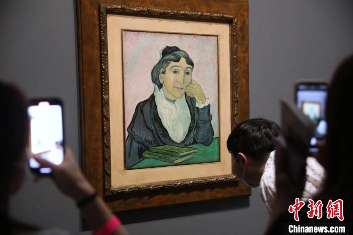 觀眾欣賞梵高畫作《阿爾勒婦女(吉努夫人肖像)》?！埡鄠?攝