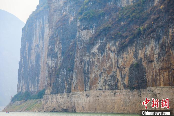 圖為瞿塘峽兩岸壯麗景致。　梁欽卿 攝