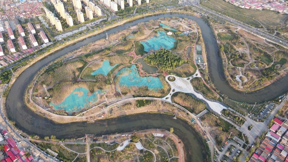 　圖為4月30日拍攝的河北滄州市區(qū)的大運(yùn)河“Ω”形河道。新華社發(fā)(傅新春 攝)