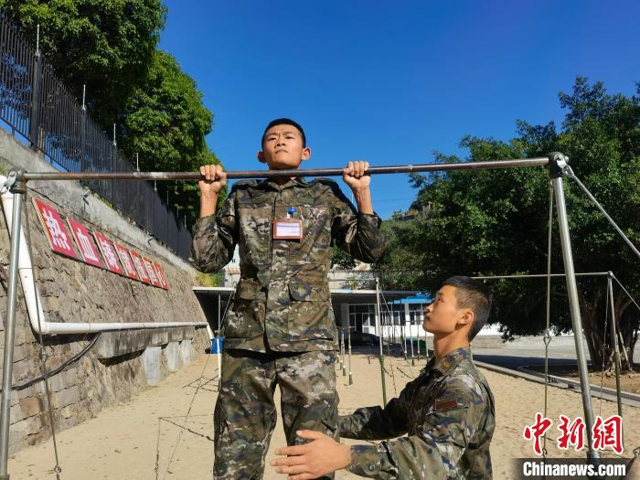 新兵尤云龍正在進行器械訓練?！●R濤 攝
