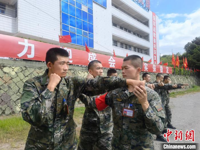 新兵尤云龍(左)不斷向一名合格軍人蛻變。　陳淼 攝