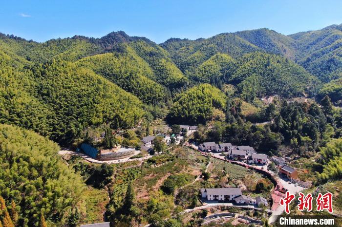 航拍江西井岡山市神山村，青山環(huán)繞，風(fēng)景秀美?！⒘?攝
