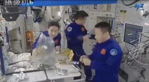 神舟十四號(hào)航天員在軌品嘗美食。圖片來源：中國載人航天工程辦公室官方微信
