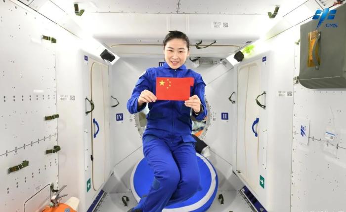 航天員劉洋背后是問天實(shí)驗(yàn)艙睡眠區(qū)。圖片來源：中國載人航天工程辦公室官方微信