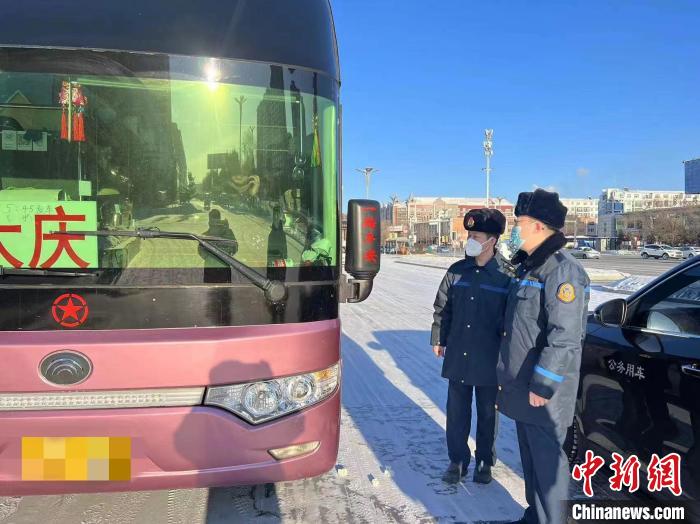 交通執(zhí)法人員檢查客運(yùn)車輛手續(xù)?！『邶埥〗煌ㄟ\(yùn)輸廳供圖