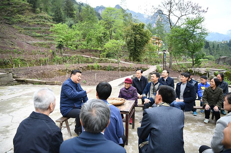 2019年4月15日，習(xí)近平總書記在重慶石柱土家族自治縣中益鄉(xiāng)華溪村同村民代表、基層干部、扶貧干部、鄉(xiāng)村醫(yī)生等圍坐在一起，共話脫貧攻堅(jiān)。