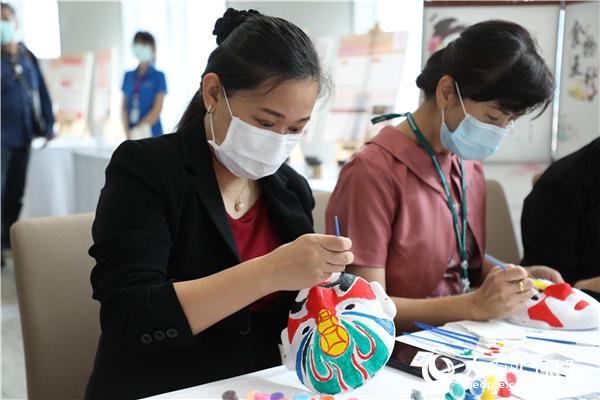 展覽會現(xiàn)場，泰國民眾體驗畫臉譜。人民網(wǎng)記者 趙益普攝