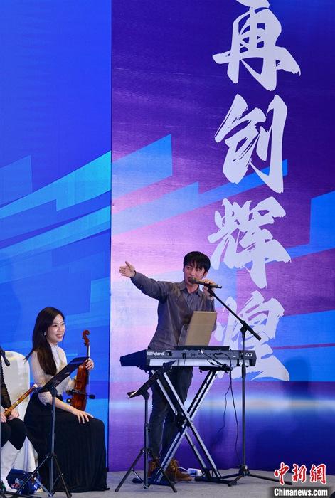 圖為3月9日，福建福州，張家豪(右)與林佳臻在臺(tái)上演出。 <a target='_blank' href='/'><p  align=