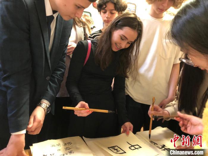 4月21日，莫斯科國立語言大學孔子學院附屬中學舉辦“國際中文日”活動，學生們學寫漢字?！∧箍茋⒄Z言大學孔子學院 供圖