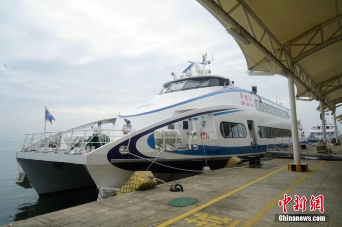 5月3日，“新捷安”輪載著157名乘客從廈門啟航前往金門，這是“新捷安”輪入列廈金航線后的首個(gè)航班。廈門海事局執(zhí)法人員對(duì)船舶進(jìn)行了全面的開航前檢查，確保首航安全。“新捷安”輪總長(zhǎng)43米、船寬10.5米、型深3.61米，載客量350人，是現(xiàn)有廈金客運(yùn)航線參營(yíng)客船中載客定額最大的雙體穿浪高速客船，用以替換原有的“捷安”輪。福建海事 供圖