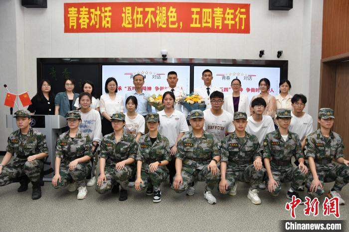 受邀功臣同師生代表合影?！≌闹菔型艘圮娙耸聞?wù)局供圖