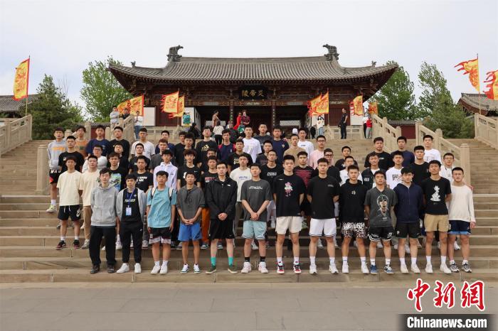 比賽結(jié)束后，兩岸學(xué)生參訪高平炎帝陵。　主辦方供圖