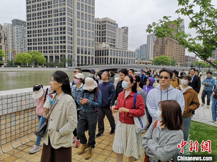 新階層人士走讀黃浦蘇州河沿岸?！》队畋?攝