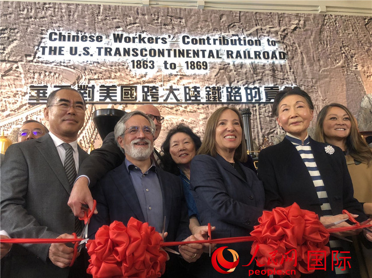 圖為（從右到左）方李邦琴、加州副州長康依蓮、舊金山市議長佩斯金、中國駐舊金山副總領(lǐng)事潘慶江在剪彩。人民網(wǎng)記者 鄧圩攝