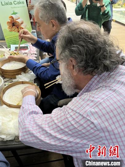 外交官們體驗(yàn)做立夏餅?！∪A東師范大學(xué)供圖