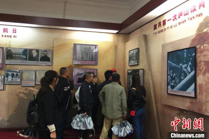 圖為游客在廬山抗戰(zhàn)博物館內(nèi)參觀。　吳鵬泉 攝