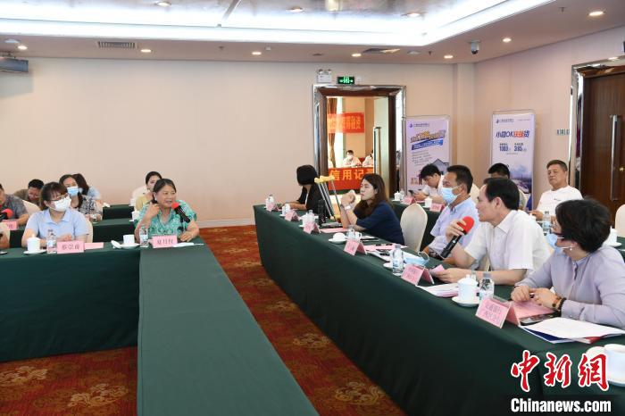 圖為中國銀行廣西分行代表在回應(yīng)桂林歸義生態(tài)農(nóng)業(yè)有限公司總經(jīng)理夏月紅的貸款需求?！∈Y雪林 攝