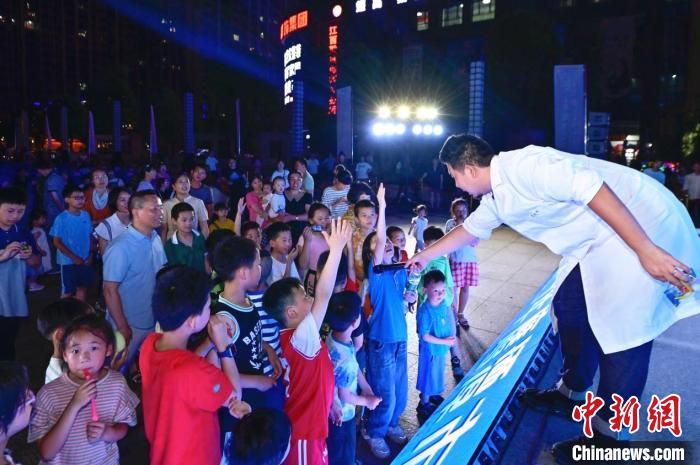 2023年鷹潭市“好奇心”科普節(jié)吸引了不少孩子踴躍參與。　主辦方 供圖