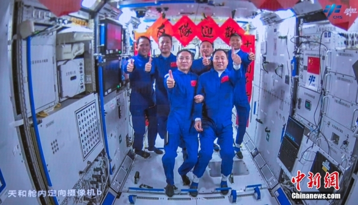 圖為神舟十五號(hào)航天員乘組與神舟十六號(hào)航天員乘組“全家?！?。中國載人航天工程辦公室 供圖