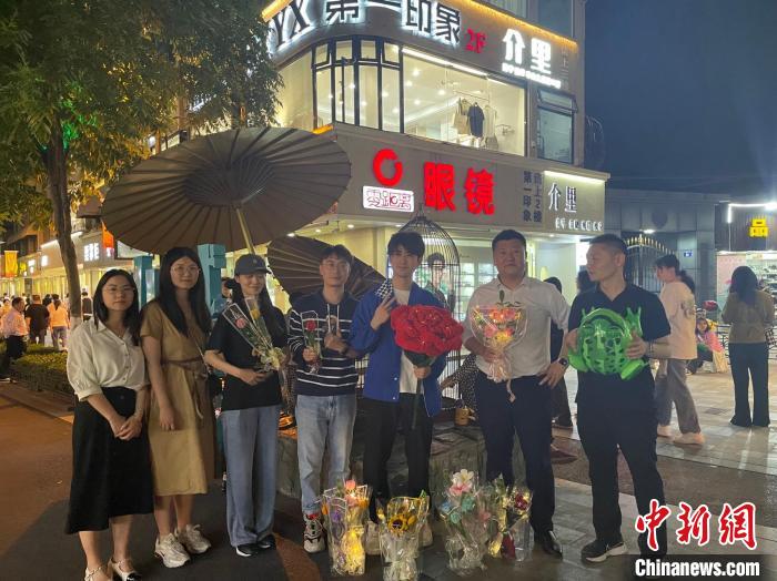 在東陽橫店，宣講團導師、成員與橫店演員(右三)合影?！?東陽市融媒體中心 供圖