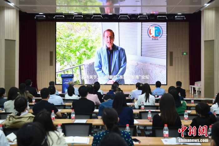 5月30日，<a target='_blank' href='/'>中新社</a>第二屆“東西問(wèn)智庫(kù)”主題論壇在北京舉行，多位中外專家圍繞“AI革命與文明進(jìn)化”展開討論。圖為美國(guó)加州理工學(xué)院電氣工程和計(jì)算機(jī)科學(xué)教授、人工智能專家亞瑟·阿布-穆斯塔法通過(guò)視頻在論壇上作主旨演講。<a target='_blank' href='/'>中新社</a>記者 田雨昊 攝