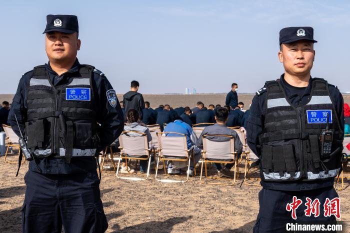 圖為承擔(dān)神舟十六號(hào)載人飛船安保任務(wù)的移民管理警察?！∨ｖ?攝