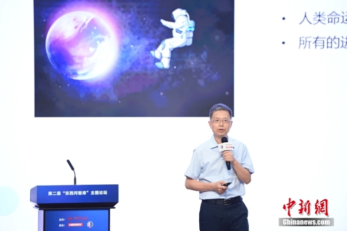 5月30日，<a target='_blank' href='/'>中新社</a>第二屆“東西問智庫(kù)”主題論壇在北京舉行，多位中外專家圍繞“AI革命與文明進(jìn)化”展開討論。圖為北京大學(xué)新聞與傳播學(xué)院教授胡泳在論壇上作主旨演講。<a target='_blank' href='/'>中新社</a>記者 田雨昊 攝