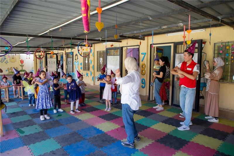 圖為中埃青年志愿者在埃及新開羅幼兒園開展“志愿服務(wù)伴成長，中埃攜手慶六一”活動。中建埃及分公司供圖