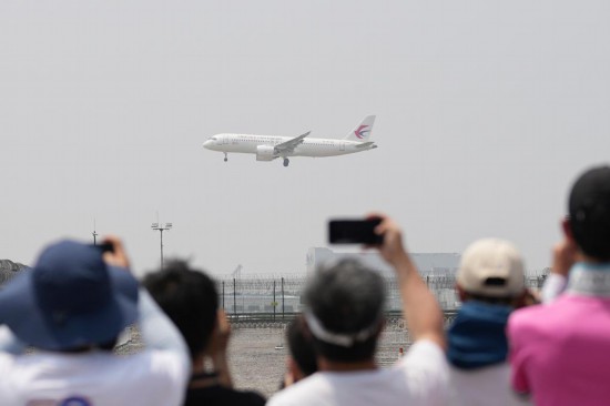 5月28日，C919首個商業(yè)航班東航MU9191飛抵北京首都國際機(jī)場。新華社記者鞠煥宗攝