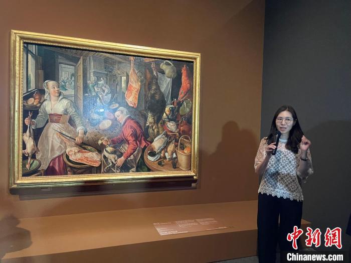 當(dāng)?shù)貢r間6月1日，韓國國立中央博物館講解員在向游客講解畫作。　萬佳欣 攝