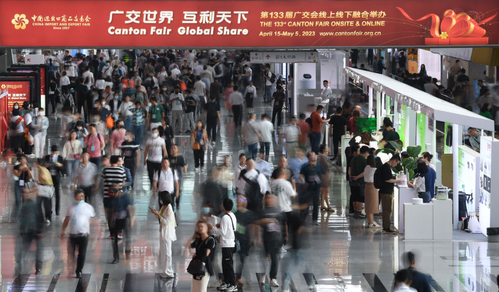 這是4月15日拍攝的廣交會現(xiàn)場。第133屆中國進(jìn)出口商品交易會（廣交會）全面恢復(fù)線下展，吸引220多個(gè)國家和地區(qū)的數(shù)十萬采購商報(bào)名參會。新華社記者 鄧華 攝