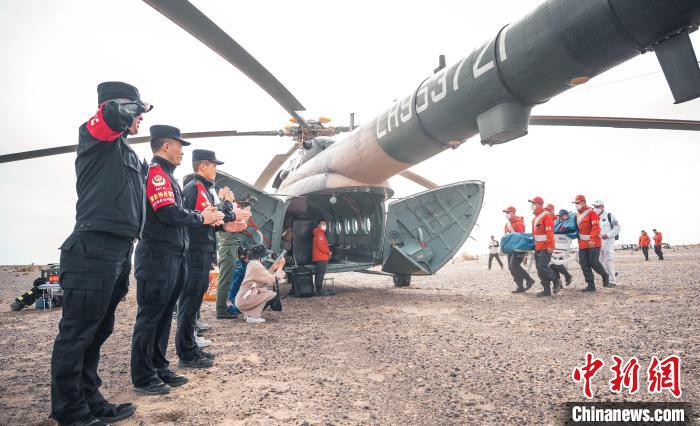圖為阿拉善邊境管理支隊民警目送航天員登機離開?！缇?攝