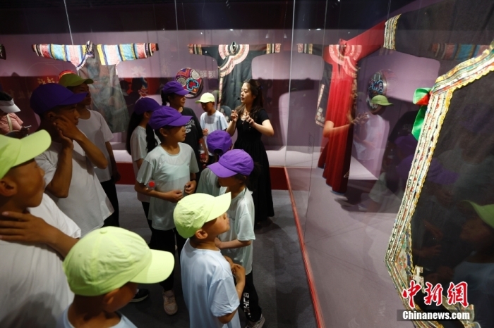 圖為藏族青少年們參觀民族博物館。<a target='_blank' href='/' _fcksavedurl='/'><p  align=