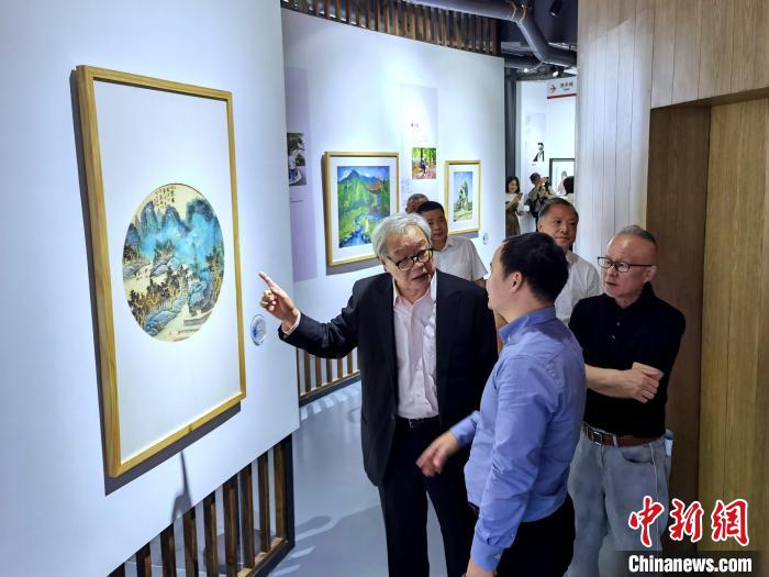 海峽兩岸藝術(shù)家畫展上，藝術(shù)家進(jìn)行藝術(shù)交流。　付敬懿 攝