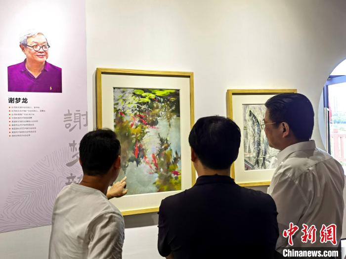 “求同存藝——海峽兩岸藝術(shù)家畫展”展出百余幅兩岸藝術(shù)家畫作?！「毒窜?攝