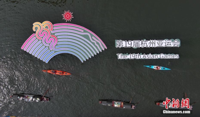資料圖為烏篷船和皮劃艇從杭州亞運(yùn)會(huì)標(biāo)識前劃過。王剛 攝