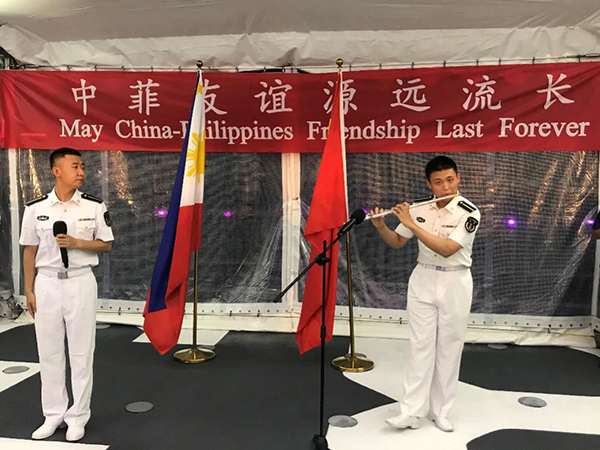 艦上官兵表演歌舞、民樂、武術(shù)等節(jié)目。中國(guó)駐菲律賓大使館供圖