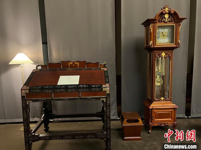 圖為春秋館展覽陳設(shè)的青瓦臺(tái)家具?！⑿?攝
