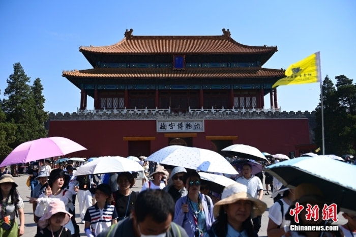 6月22日，北京，游客從故宮博物院神武門走出。當(dāng)日是端午節(jié)假期首日，北京旅游景區(qū)游客眾多。<a target='_blank' href='/'><p  align=