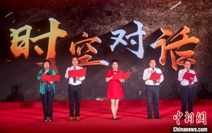 陳曉帆與顏福慶之孫顏志淵、陶行知曾孫陶侃、榮毅仁侄女榮智豐深情朗誦《與統(tǒng)戰(zhàn)先輩的時(shí)空對(duì)話》。　張昊 攝