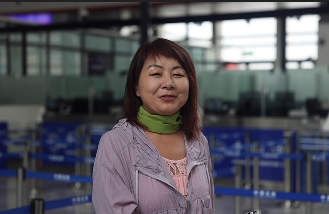 7月22日，曾經(jīng)在老撾瑯勃拉邦工作過3年的加拿大華僑孫月玲乘坐中老鐵路國際旅客列車從中國出境。衛(wèi)海林 攝